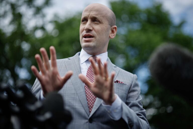 L'argument de Stephen Miller pour suspendre l'habeas corpus est des ordures légales