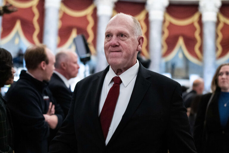 Le tsar frontière de Trump a récemment consulté l'opérateur du centre de détention des immigrants