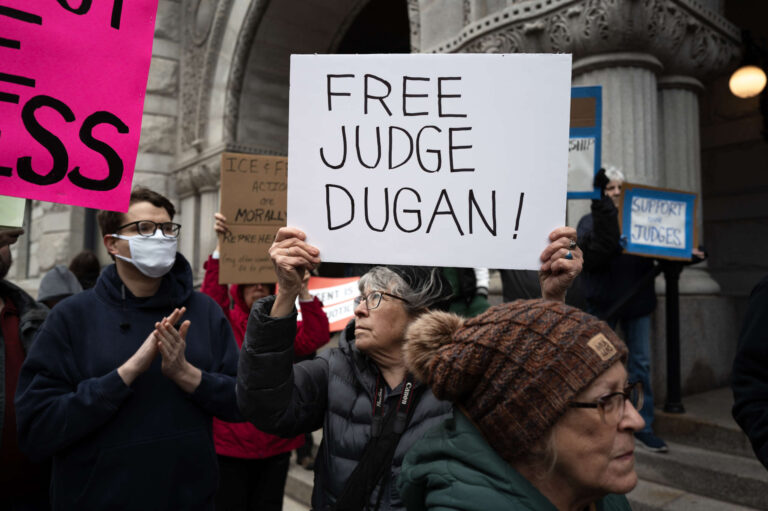Des centaines à Milwaukee protestent sur l'arrestation du FBI de Trump