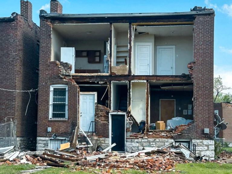 Après les coupes de la FEMA de Trump, Black St. Louis se rétablit des tornades mortelles seules