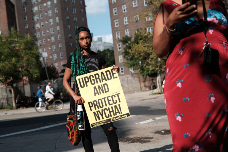 Les locataires noirs à risque de déplacement dans les coupes de logement de l'administration Trump