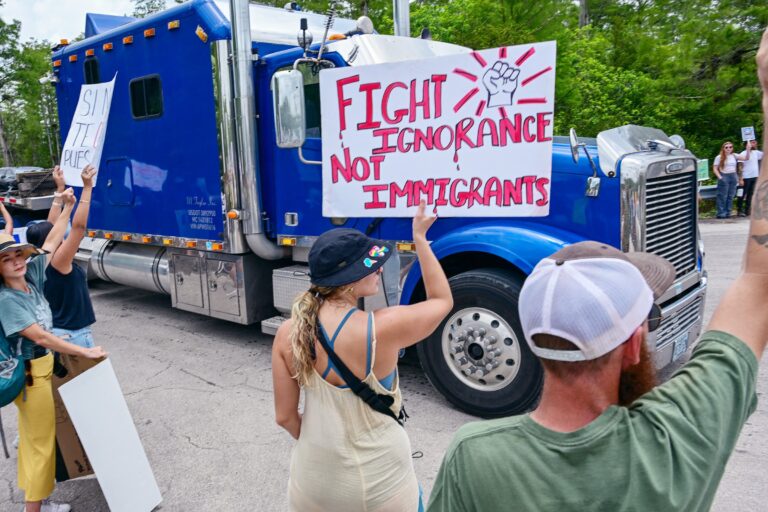 Les groupes autochtones et verts protestent contre «l'alligator Alcatraz» de ICE dans les Everglades