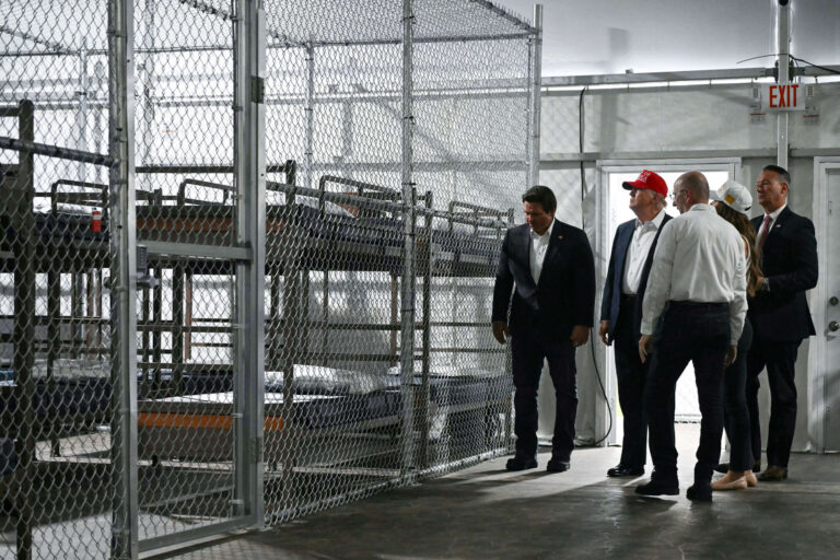 DeSantis court pour ouvrir le camp de détention des immigrants dans le marécage au cours de la saison des ouragans