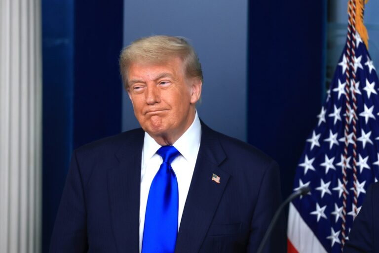 Trump appelle faussement la «grande belle facture» la loi «la plus populaire» jamais signée