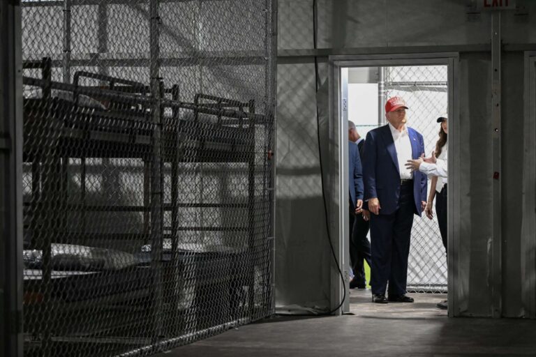 Les organisateurs appellent à la fermeture de prisons d'immigrants alors que Trump étend l'incarcération