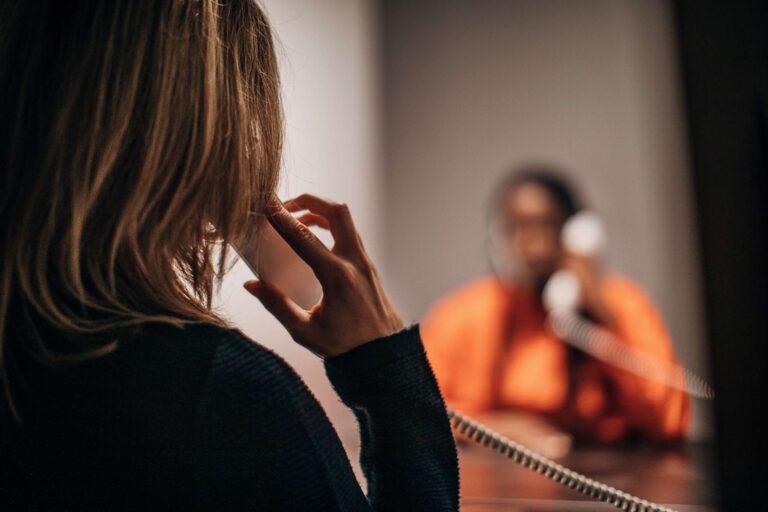 New Helpline vise à perturber le «pipeline d'expulsion de prison à la glace»