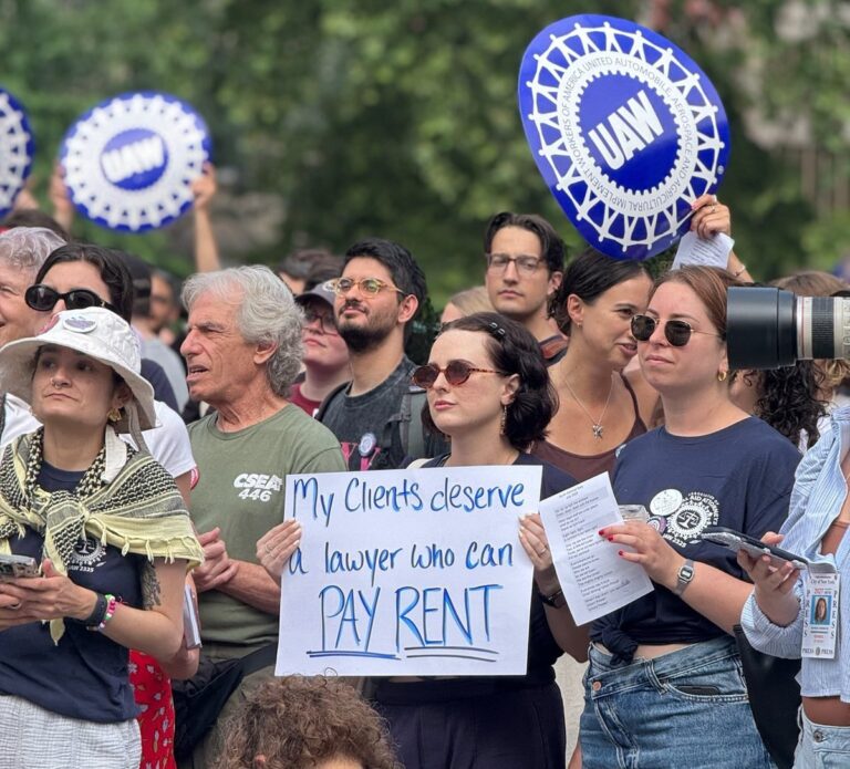 Face à la charge de la charge de travail et à la stagnation, des centaines de travailleurs juridiques de New York grève