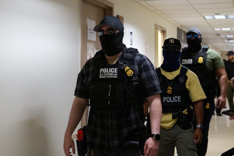 Les législateurs fédéraux exigent des informations sur l'utilisation des masques par les agents des glaces, les voitures non marquées
