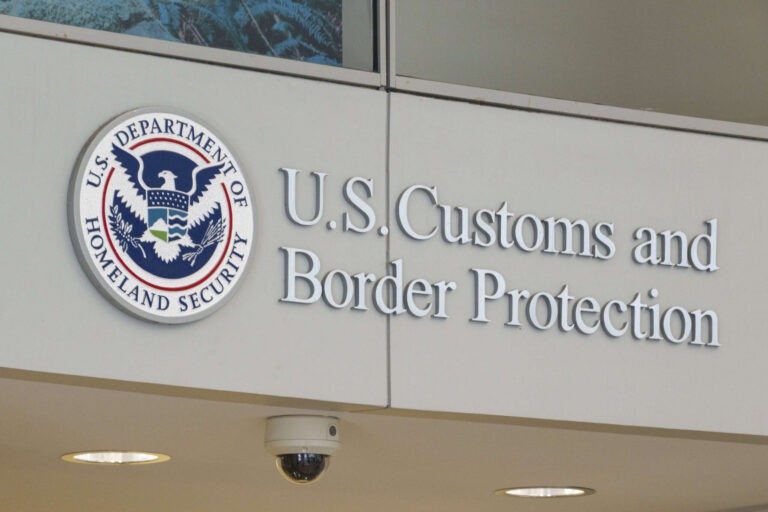 DHS utilise une scène emblématique de «ET» pour dire aux immigrants de se déporter