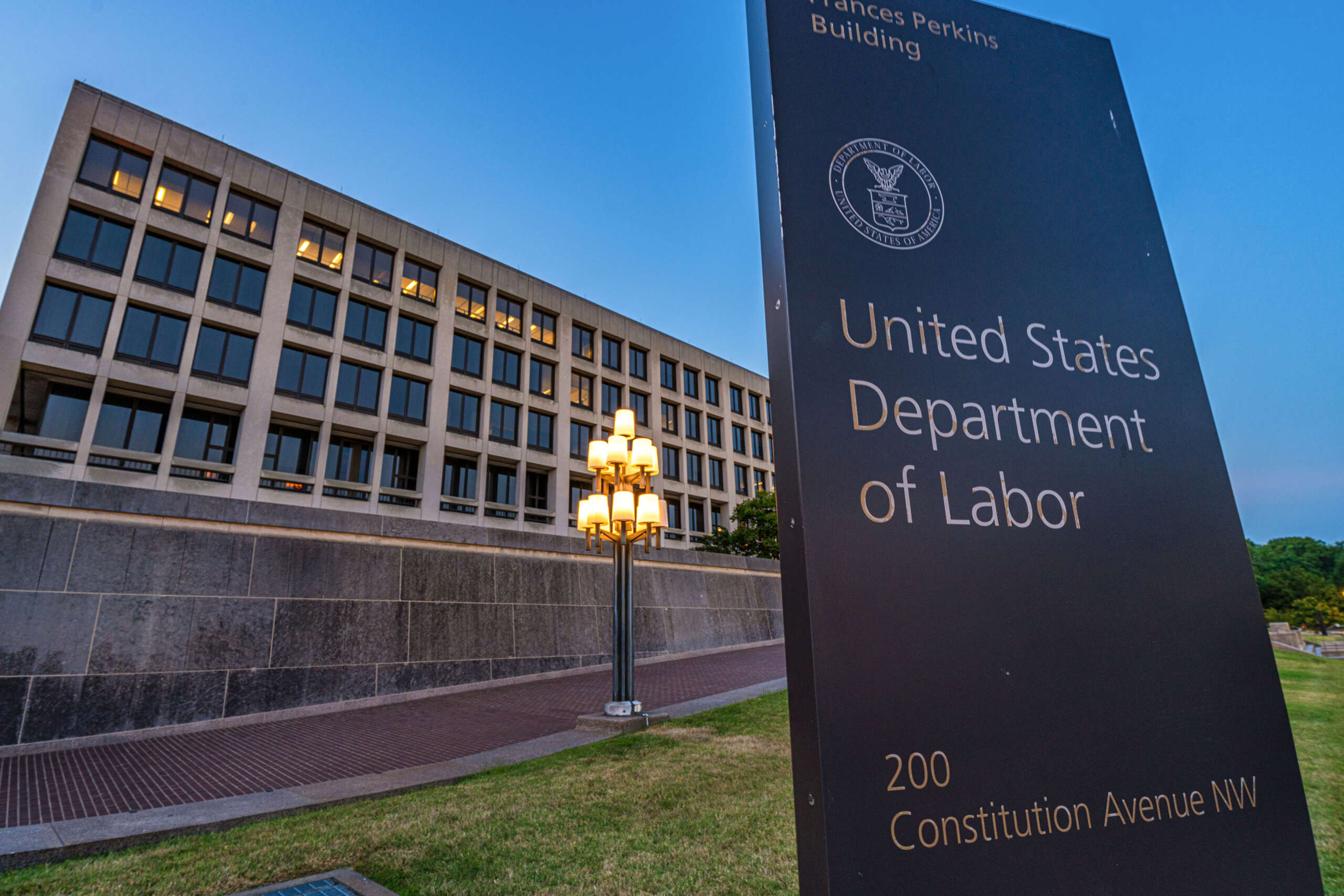 Le secrétaire au travail nommé par Trump arrête l'application de la loi sur la discrimination