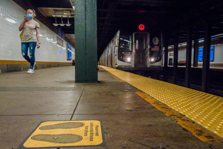 Les nettoyeurs de métro de New York auraient «trompé» par Andrew Cuomo Win Back Stolen Salages