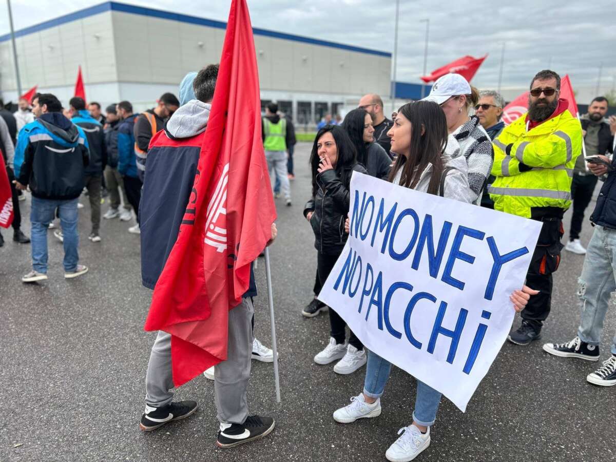 Les travailleurs italiens d'Amazon frappent en avril avec un panneau indiquant: «Pas d'argent, pas de colis».
