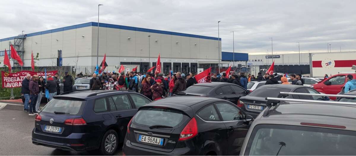 Les conducteurs de frappe et leurs véhicules personnels bloquent l'entrée de la station de livraison d'Amazon à Bologne, en Italie, le 18 avril 2025.