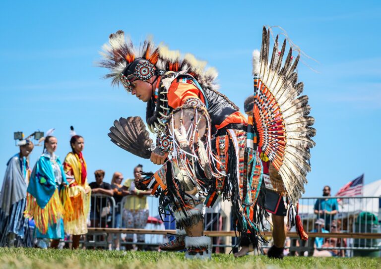 Face à financement et les travailleurs culturels autochtones disent qu'ils ne peuvent pas être supprimés