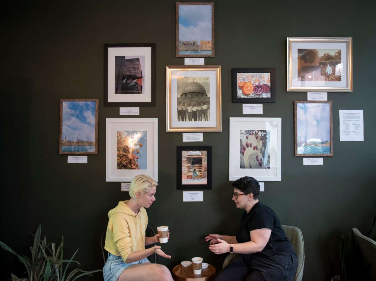 Le Nabala Cafe propose des illustrations d'artistes palestiniens et de la Palestine qui peuvent être achetés par ceux du café. Pour le propriétaire Eyad Zeid, l'œuvre d'art fait partie d'un effort pour répandre la beauté de la culture palestinienne dans tout le quartier.
