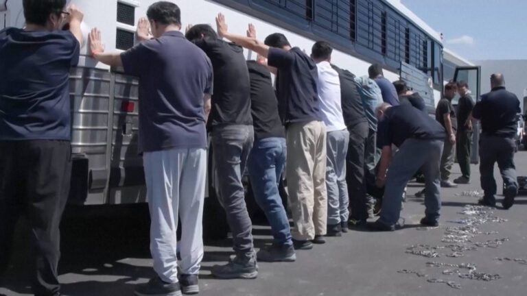 Le département du travail, l'IRS, l'ATF et d'autres agences ont rejoint ICE dans le plus grand raid américain