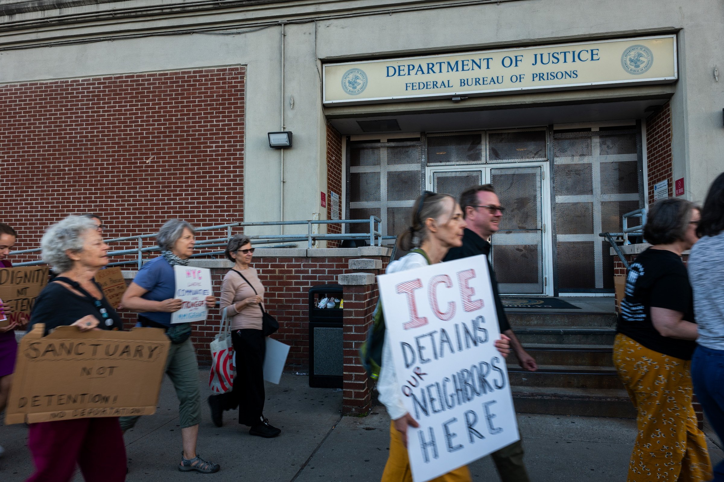 Le conseil d'administration indique que des millions d'immigrants peuvent être emprisonnés lors de la procédure de renvoi