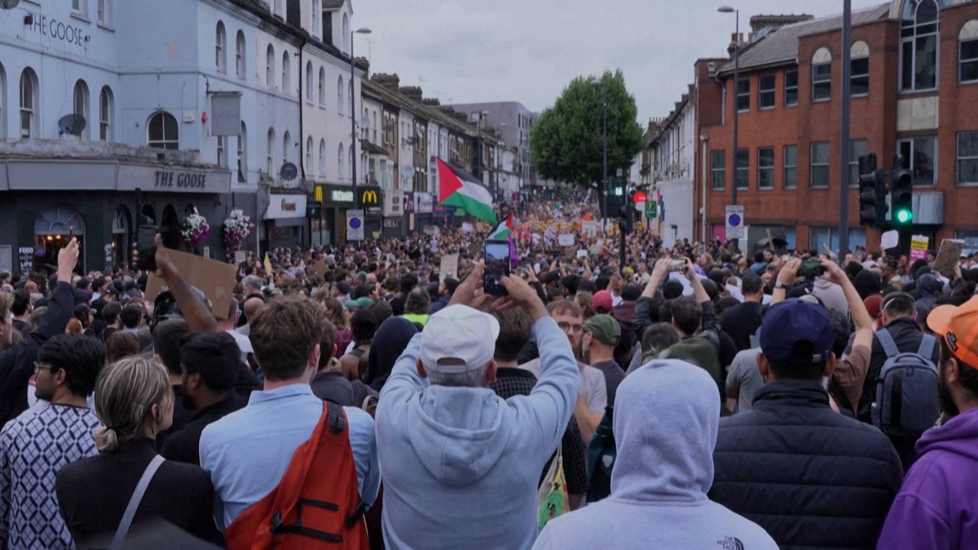 Des milliers au Royaume-Uni se rassemblent contre le fascisme et l'islamophobie au milieu des émeutes d'extrême droite