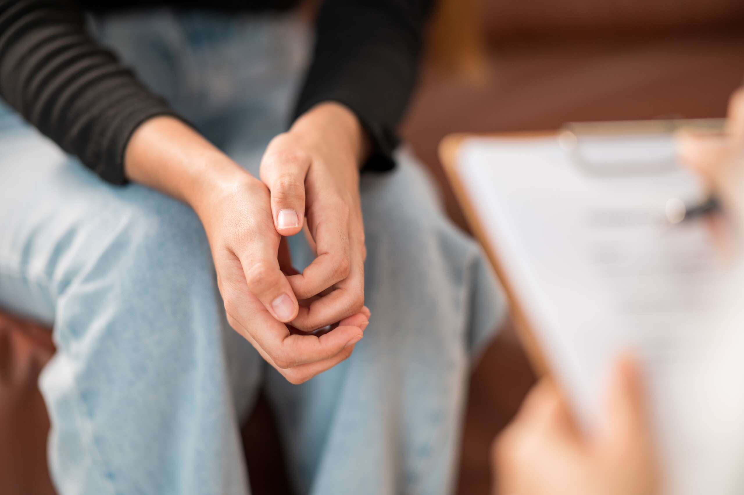 Les thérapeutes de Los Angeles disent que les raids sur les glaces ont un nombre sévère sur la santé mentale latino