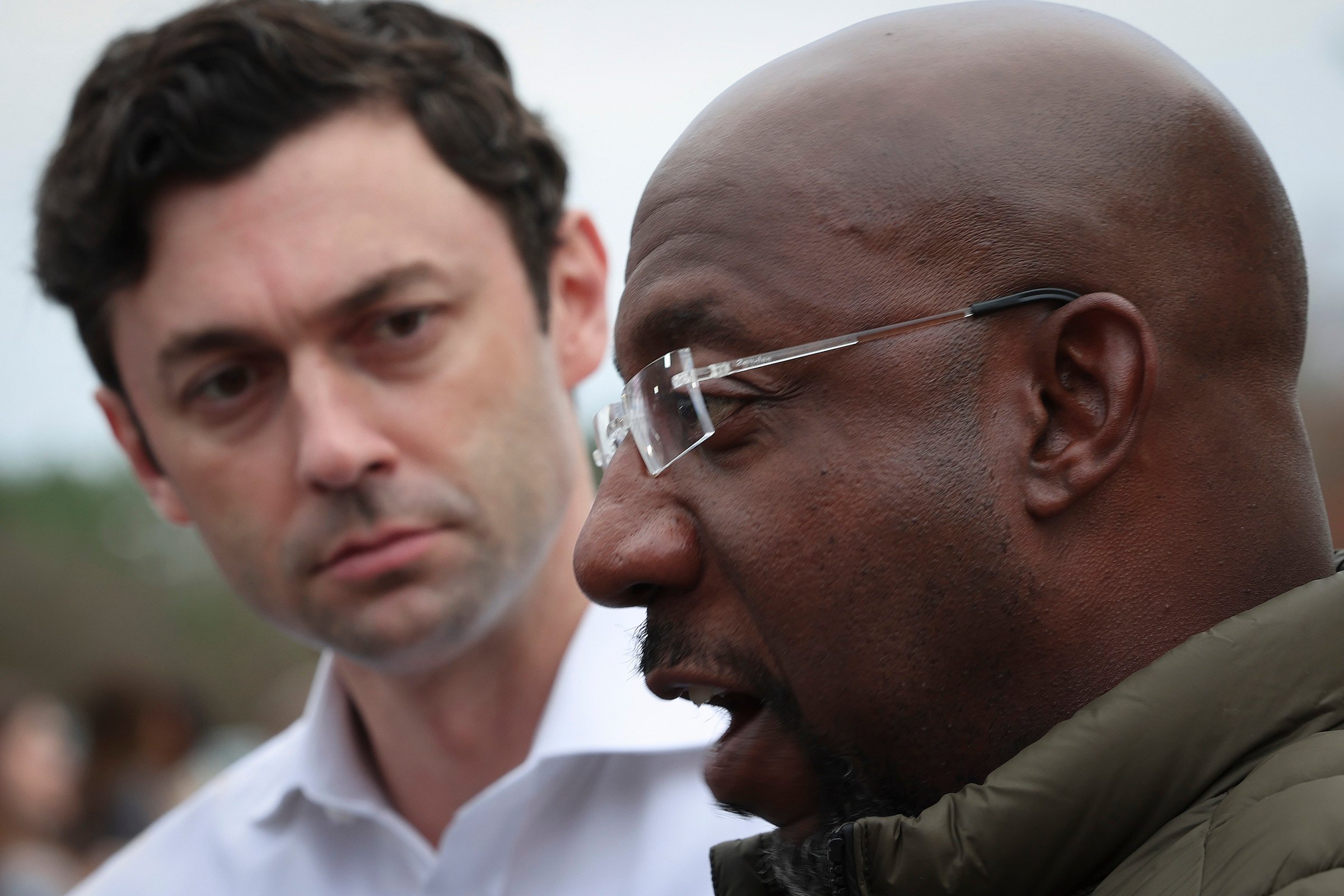 Ossoff, Warnock exiger la réponse de l'administrateur Trump pour les décès records en détention de glace