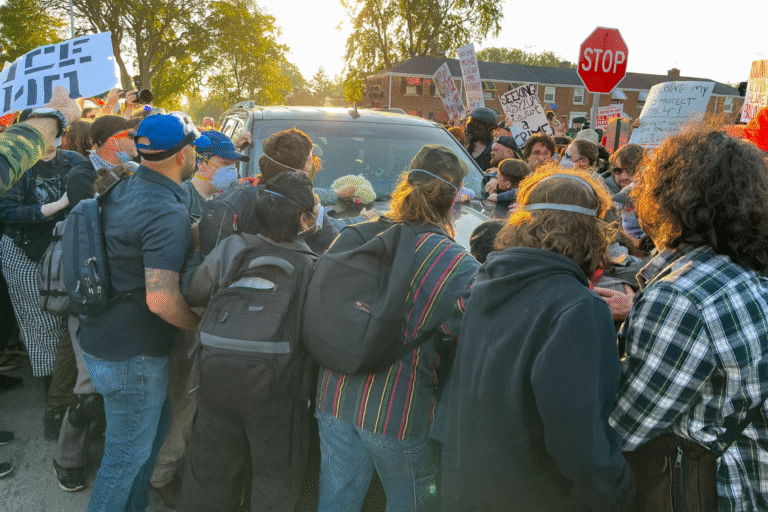Gas lacrymogène et musique de protestation - combattant de la glace sur le terrain à Chicago