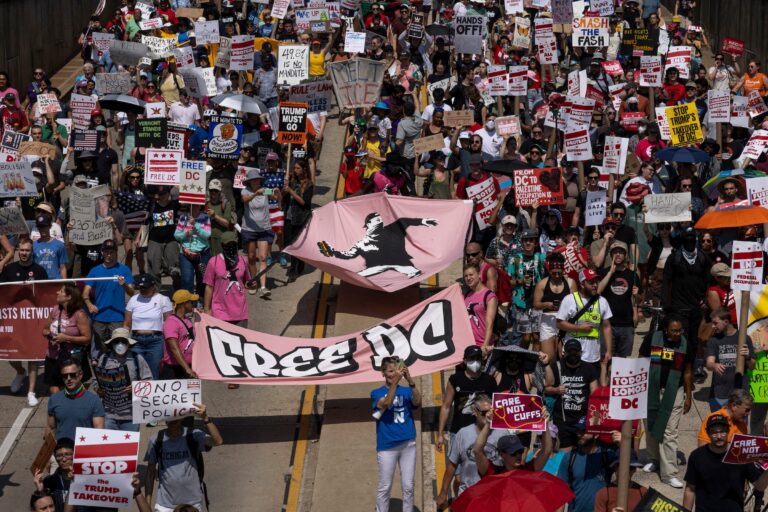 Les agents fédéraux enlèvent tous les résidents de DC qui apparaissent latino, dit un nouveau costume