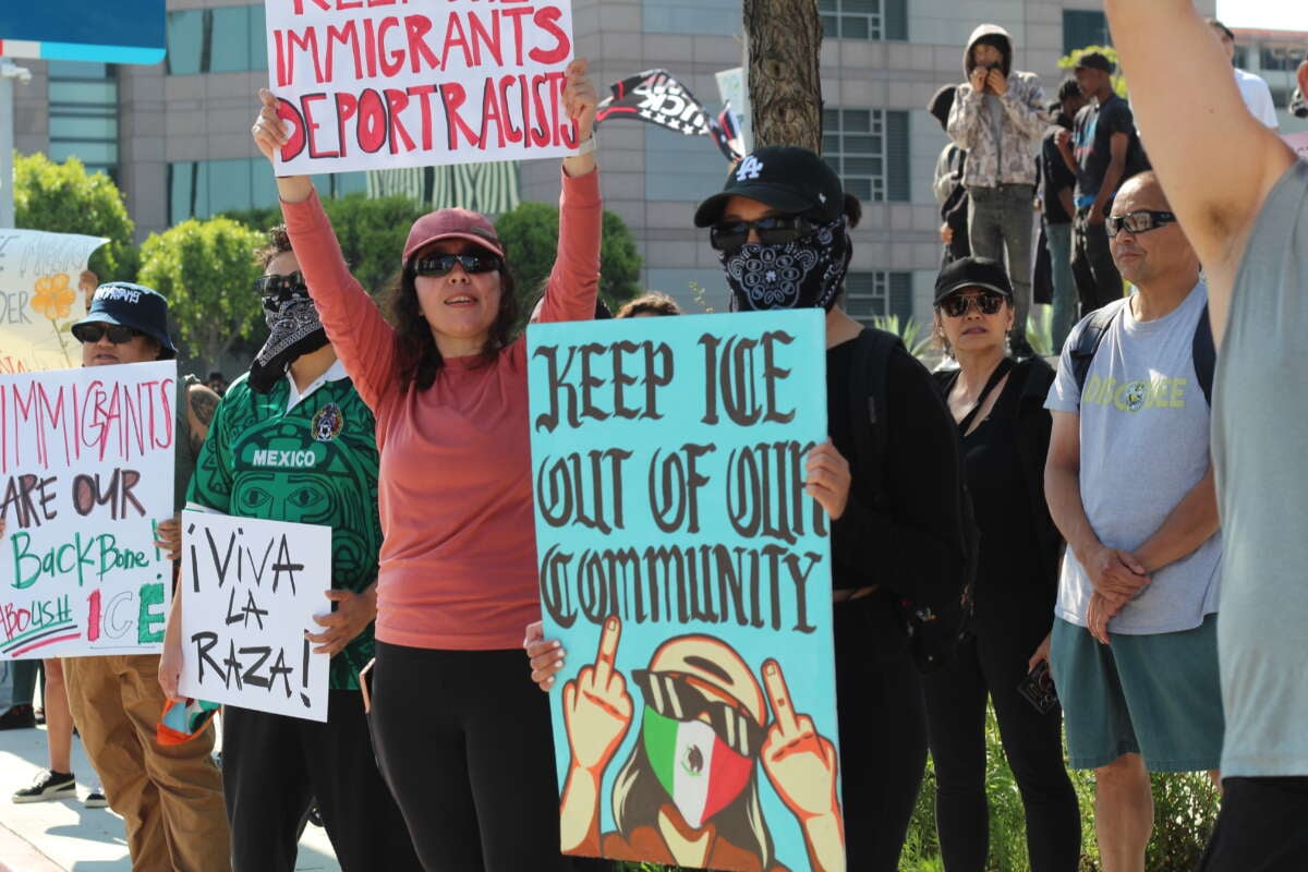 Les membres de la communauté de Long Beach expriment l'indignation face aux raids d'immigration intensifiés dans tout le sud de la Californie, le 10 juin 2025.