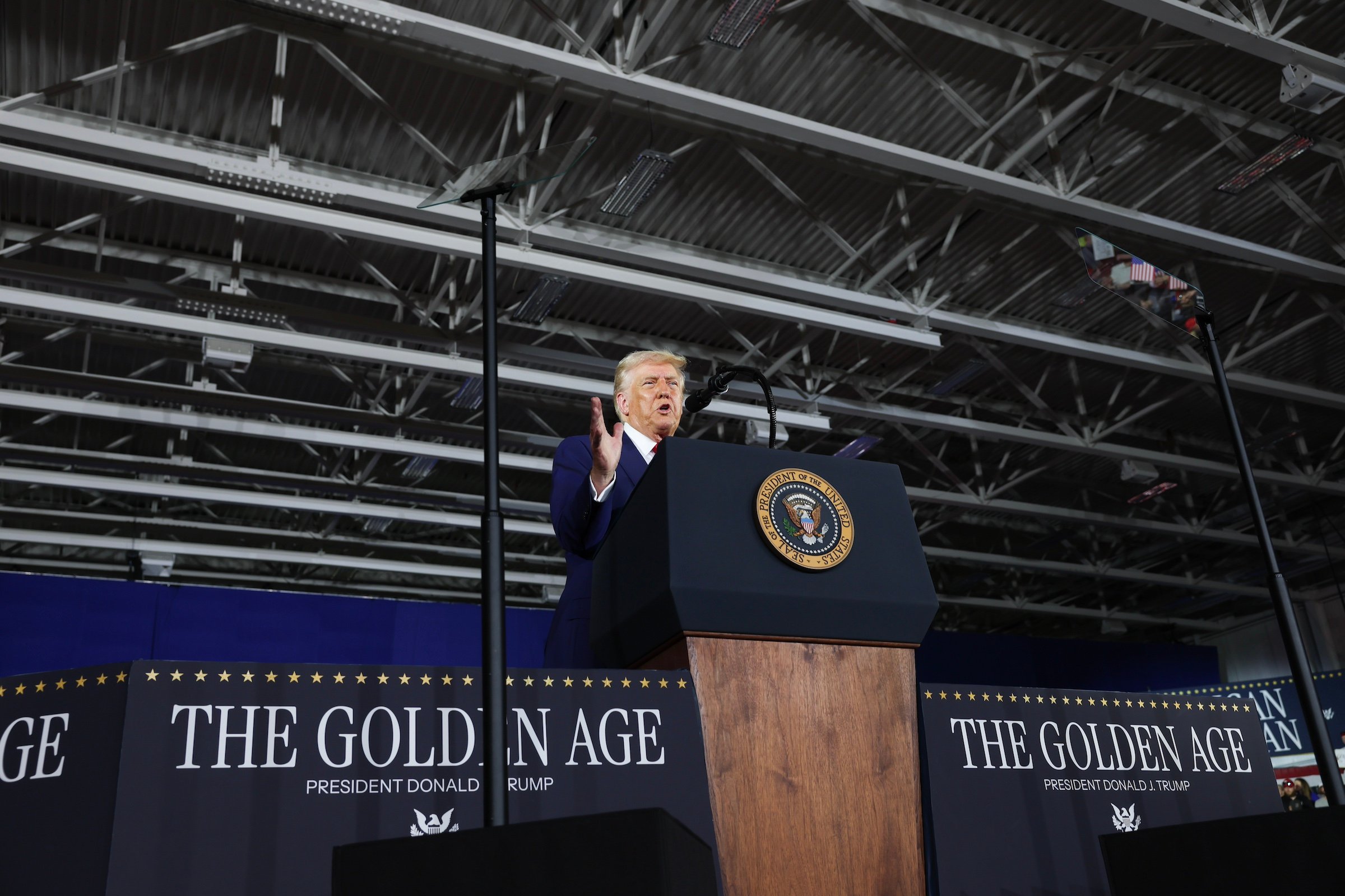 Trump a tranquillement emporté un salaire décent de milliers de travailleurs fédéraux
