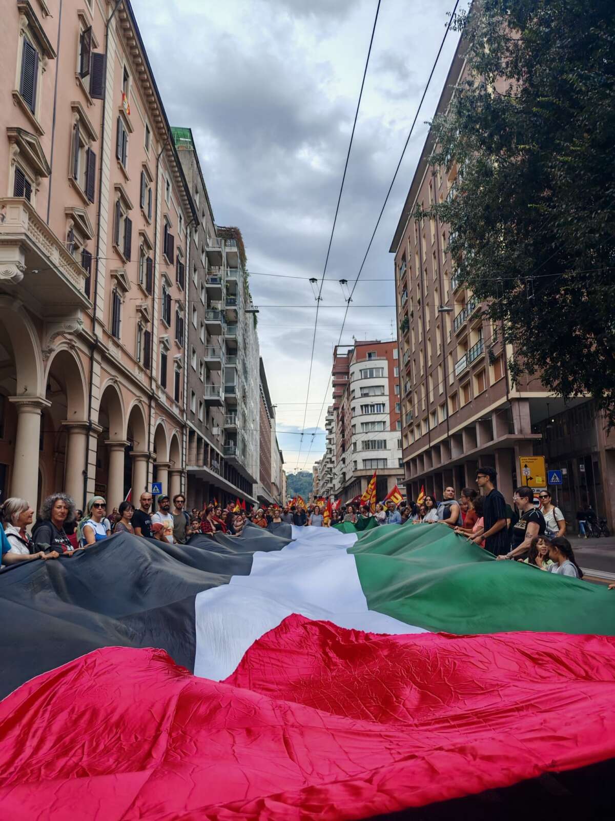 Les manifestants détiennent un drapeau palestinien lors d'une manifestation à Bologne le 22 septembre 2025.