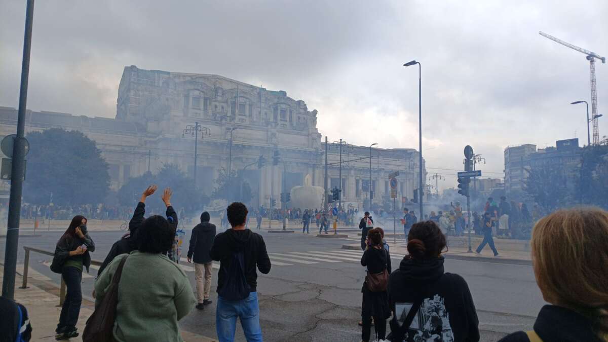 Les manifestants se tiennent à l'extérieur de la gare centrale de Milan le 22 septembre 2025.