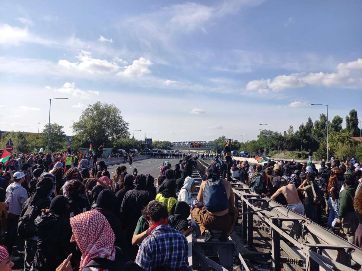 Des manifestants à Bologne bloquent l'autoroute le 3 octobre.