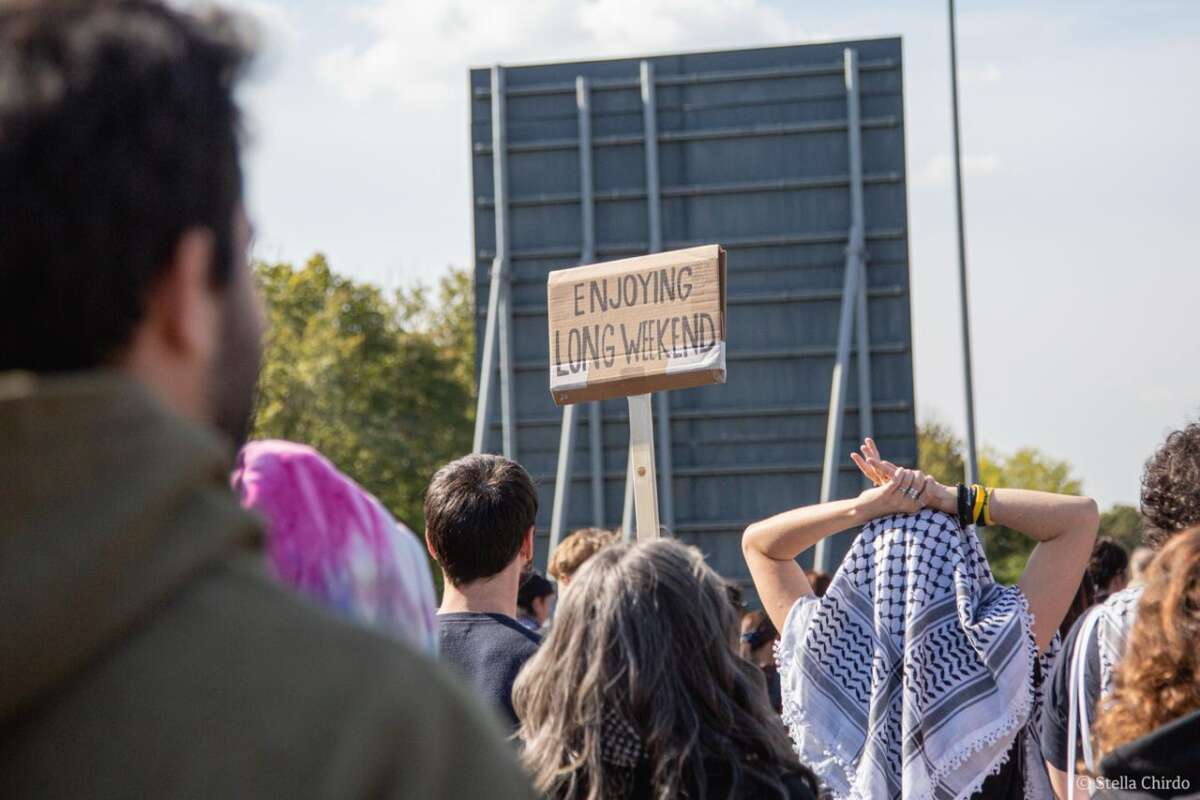 «Profiter du long week-end.» Les manifestants réagissent ironiquement aux déclarations de Meloni lors de la marche à Bologne le jour de la grève générale.