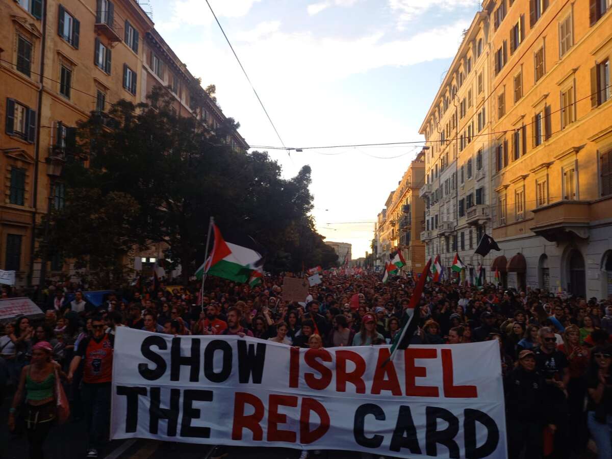 Manifestants à Rome le 4 octobre. « Montrez le carton rouge à Israël. »