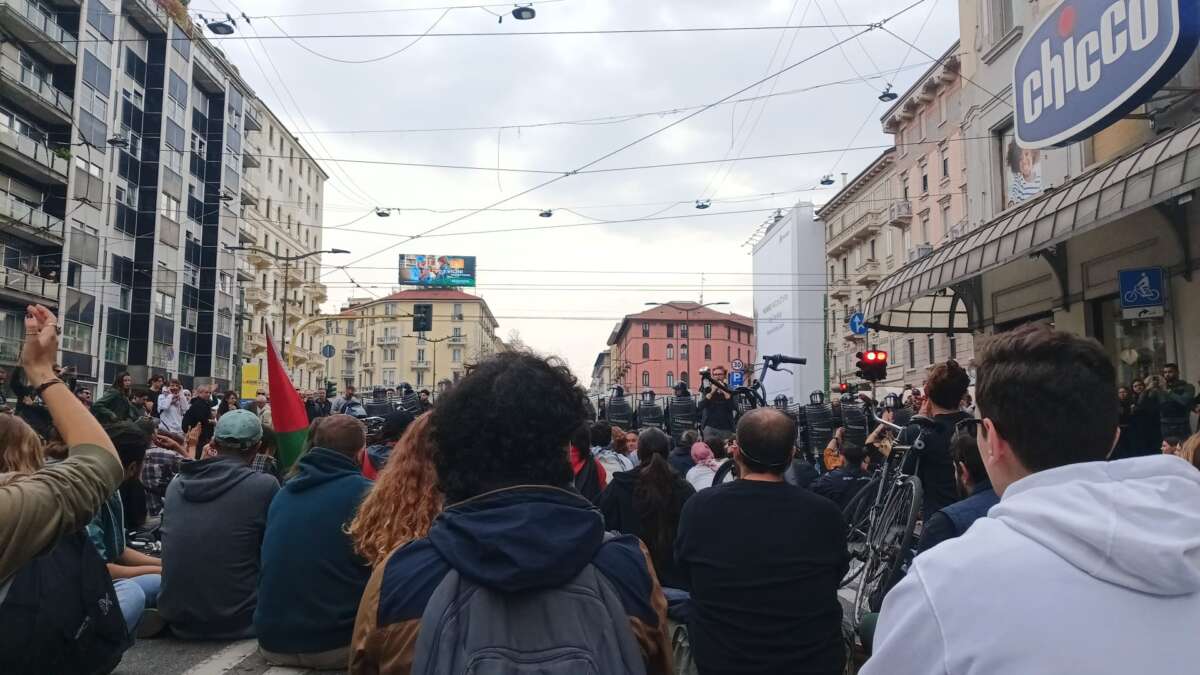 Des manifestants bloquent une entrée de la gare de Milan le jour de la grève.