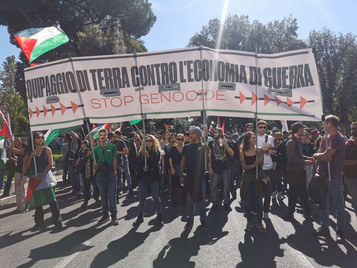 Les manifestants défilent à Rome le 4 octobre avec la banderole « Équipages terrestres contre l'économie de guerre – arrêtez le génocide ».