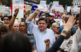 Stephen Miller menace d’arrêter le gouverneur de l’Illinois, JB Pritzker