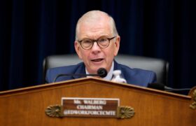 Des milliardaires antisyndicaux et pro-israéliens sont derrière Tim Walberg et ses procès-spectacles