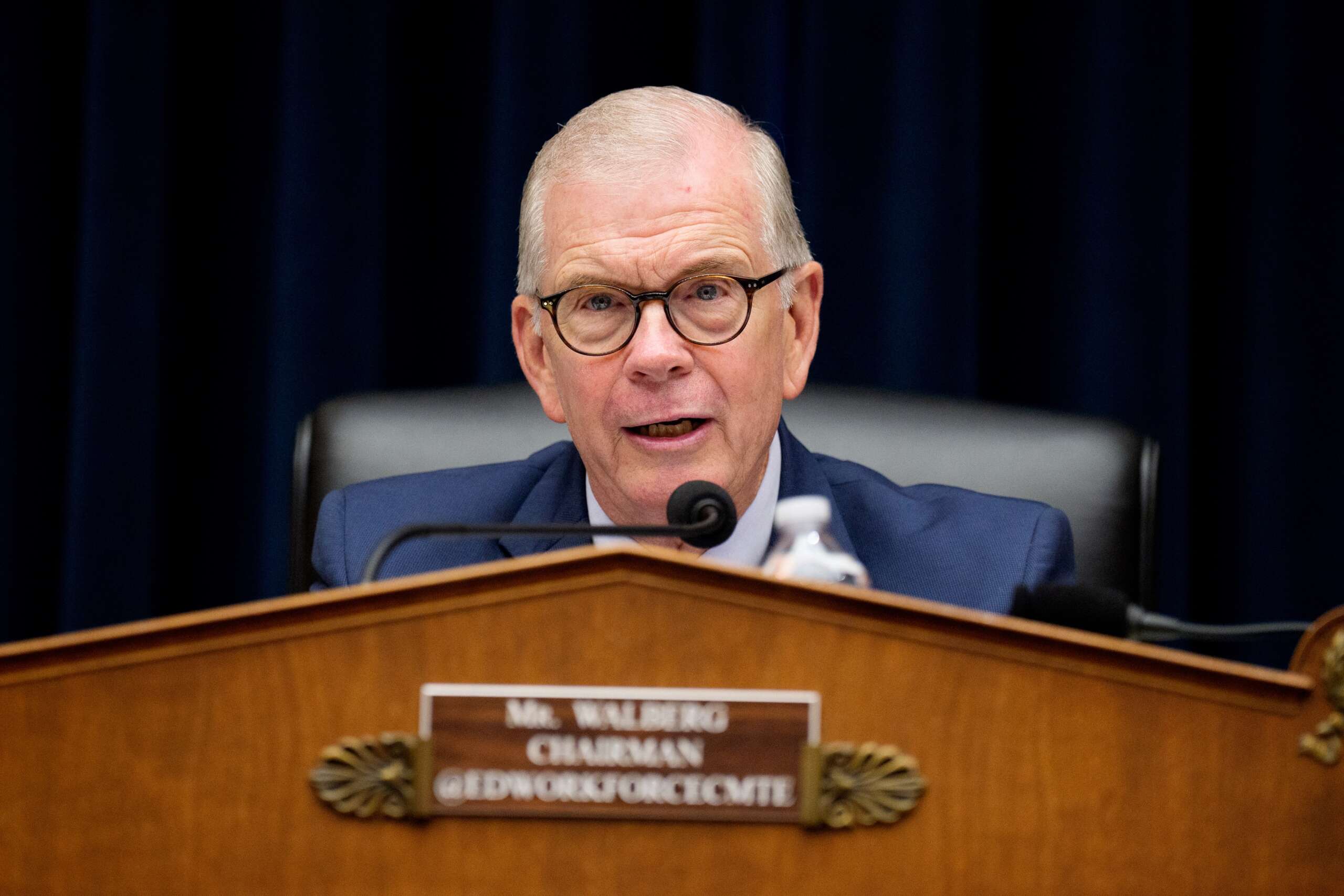 Des milliardaires antisyndicaux et pro-israéliens sont derrière Tim Walberg et ses procès-spectacles