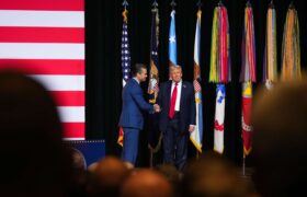 Avec les médailles de Wounded Knee, l’administrateur de Trump suggère qu’il y a de la valeur dans le génocide