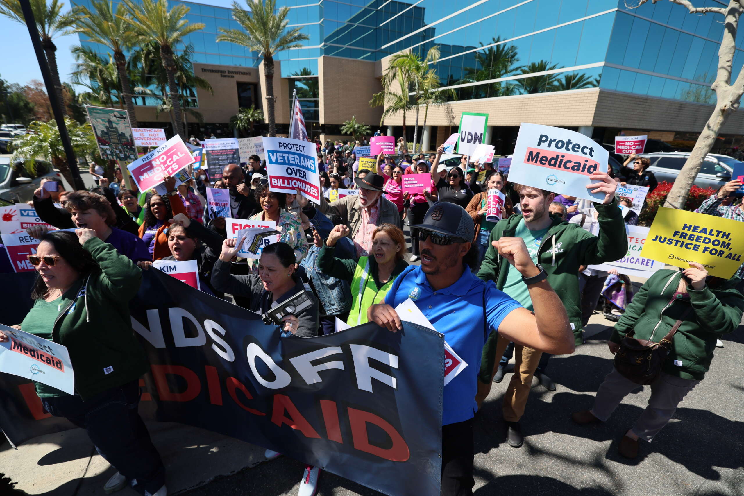 La proposition des organisateurs de CA taxerait les milliardaires pour atténuer les dommages causés par Medicaid