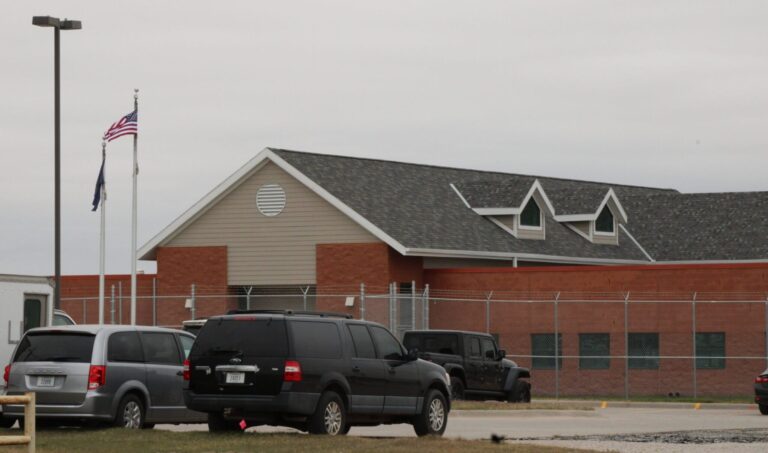 Le juge laisse le Nebraska aller de l’avant avec son projet de convertir la prison en prison pour migrants