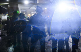 ICE vient de dépenser des millions pour un programme d’IA de surveillance des médias sociaux