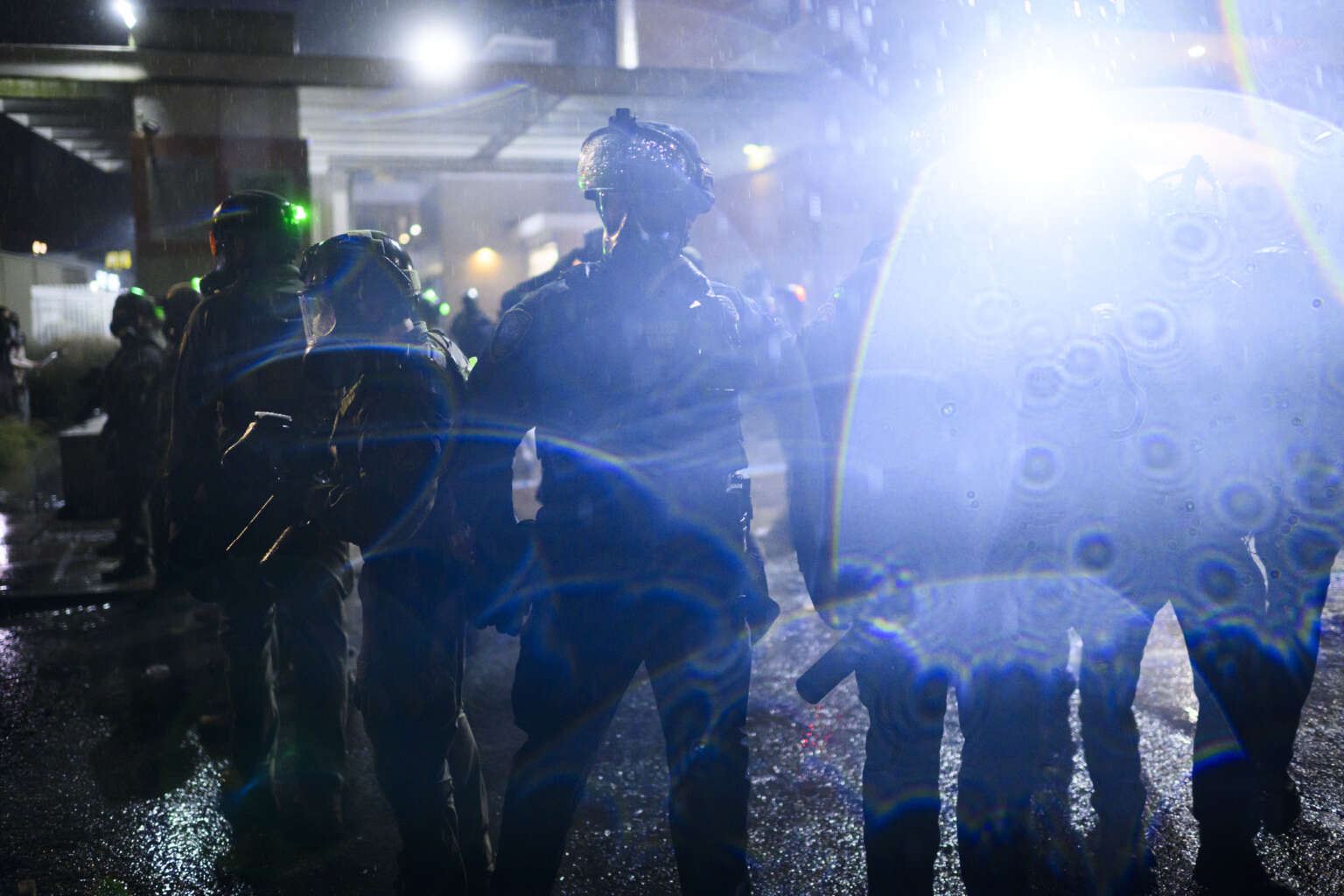 ICE vient de dépenser des millions pour un programme d'IA de surveillance des médias sociaux