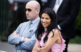 Katie Miller menace Cenk Ouïgour d’expulsion lors d’un débat houleux