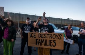 Des migrants survivants de violence domestique et de traite d’êtres humains poursuivent les politiques de l’ICE