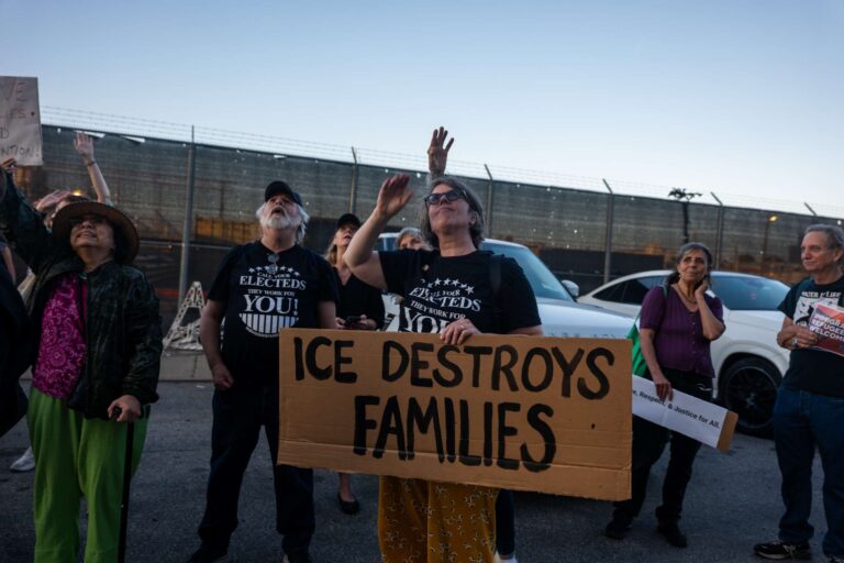 Des migrants survivants de violence domestique et de traite d'êtres humains poursuivent les politiques de l'ICE