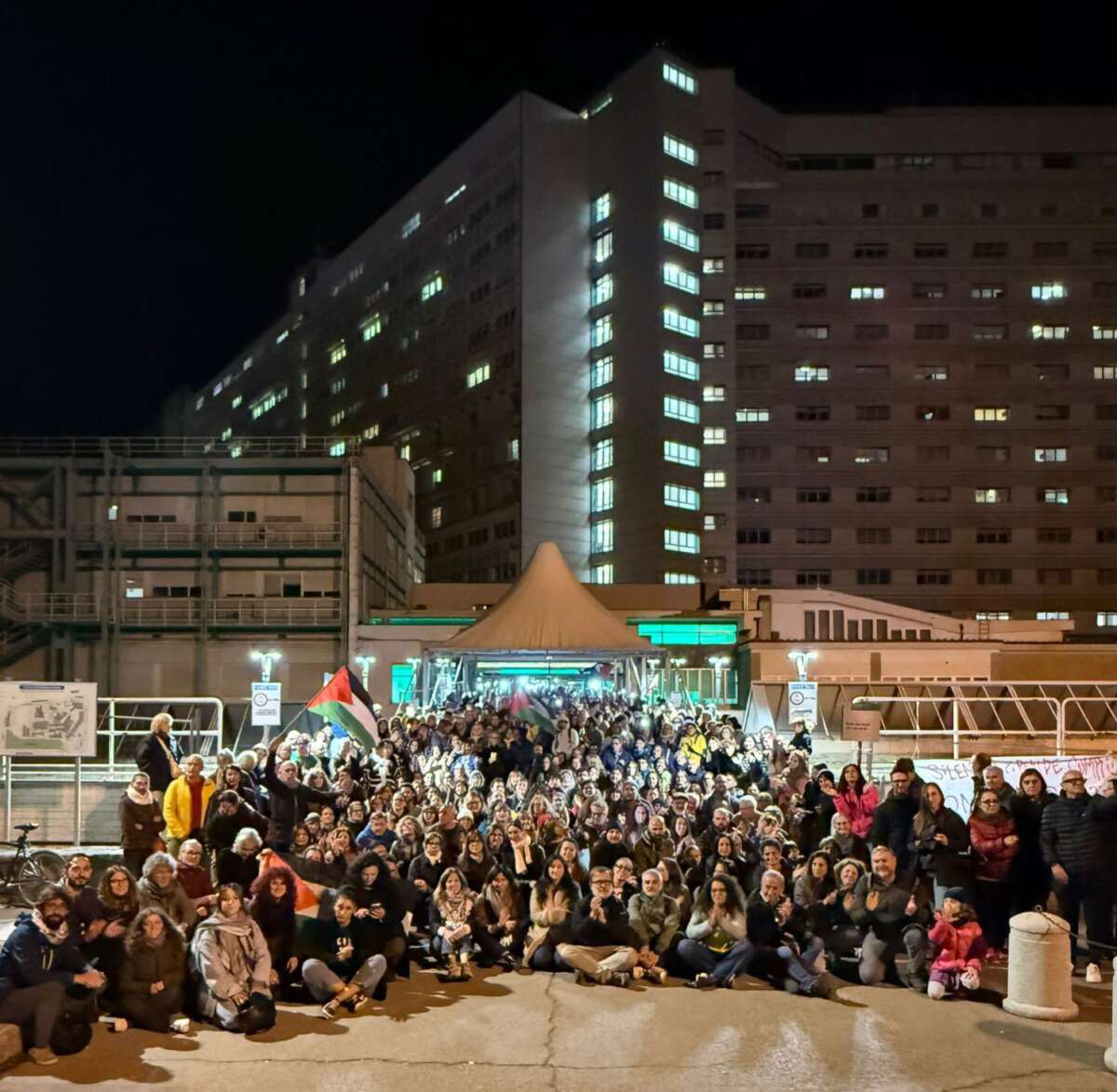 Des médecins et des travailleurs hospitaliers en grève et posant devant l'hôpital « Ospedale Maggiore » de Bologne le 3 octobre.