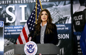 Noem réagit au suivi des inconduites ICE des démocrates avec des menaces à peine voilées