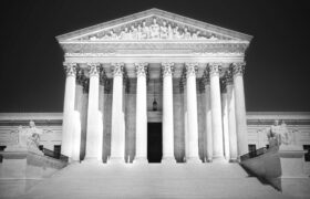 L’affaire des tarifs douaniers de la Cour suprême testera les limites des pouvoirs présidentiels d’urgence