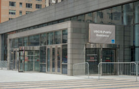 Les services américains de citoyenneté et d’immigration embauchent des « défenseurs de la patrie »